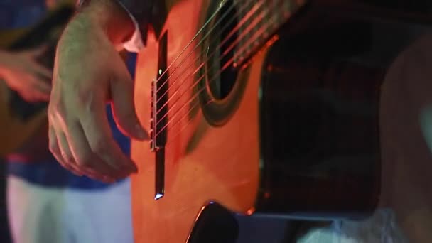 Κοντινό πλάνο των χεριών από κιθαρίστες παίζει κιθάρες με νάιλον — Αρχείο Βίντεο