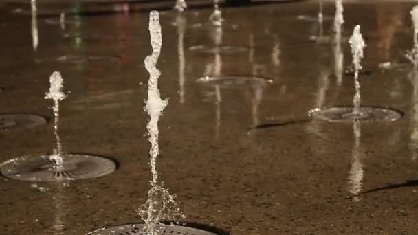Повільний рух води, що виходить з підлогового фонтану вдень — стокове відео