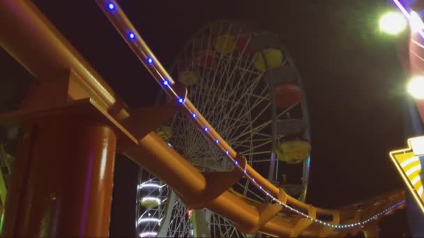 Rides at amusement park in the evening, no movement. — Stock Video