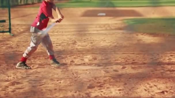 Mouvement lent de l'enfant frappant et courant à la première base pendant l'entraînement de baseball — Video