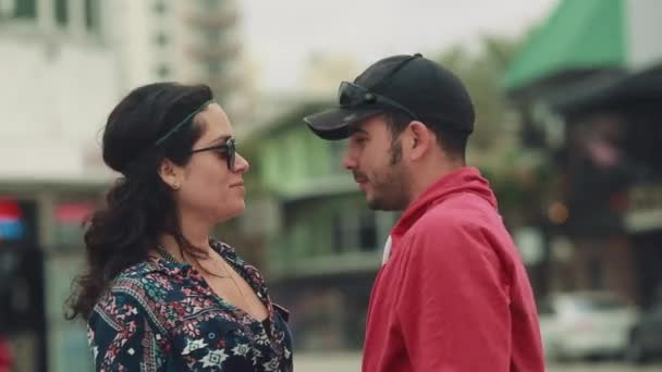 Cool bild på paret står mitt i en gata och sedan kysser — Stockvideo