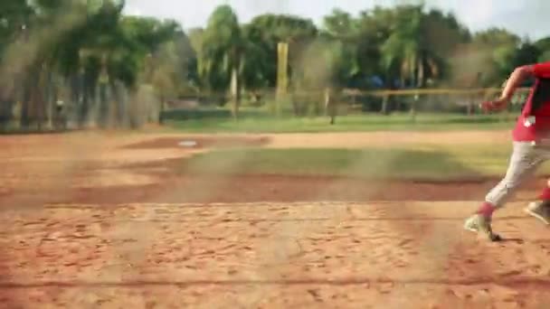 Movimiento lento del niño corriendo a la primera base durante la práctica de béisbol — Vídeo de stock