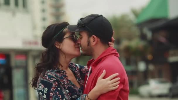 Cool bild på paret kyssas och leende mitt i gatan — Stockvideo