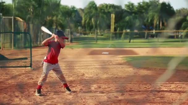 Kid in positie tijdens de training van de honkbal batting — Stockvideo