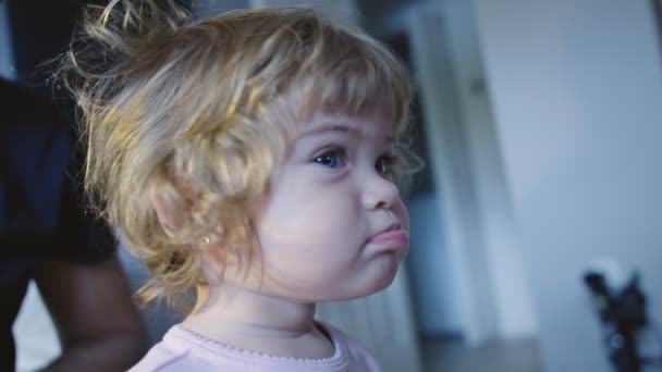 Söt liten flicka med rörigt hår gör ett roligt ansikte — Stockvideo
