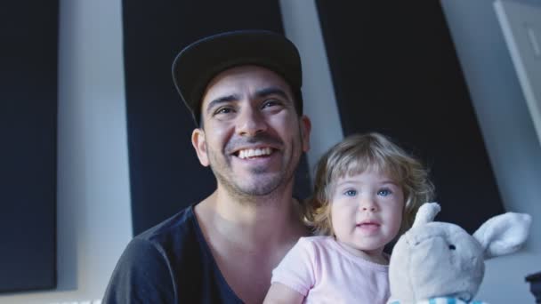 Padre e hija sonriendo y señalando hacia la cámara — Vídeo de stock
