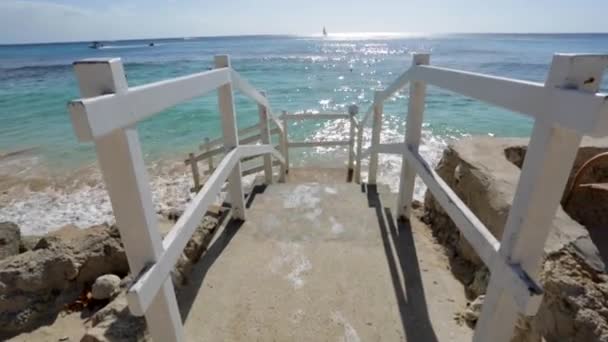 Escaleras frente al océano en un día soleado y cielo azul — Vídeos de Stock