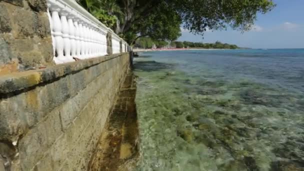 Schot van duidelijk oceaanwater omringd door rotsen — Stockvideo