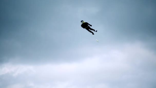 Cerf-volant volant dans un ciel bleu clair — Video