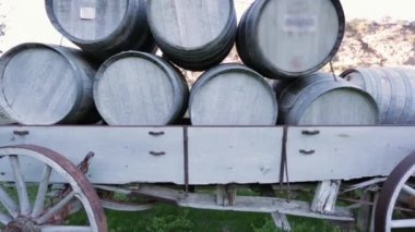 Bir satır başı üstüne Şarap fıçıları
