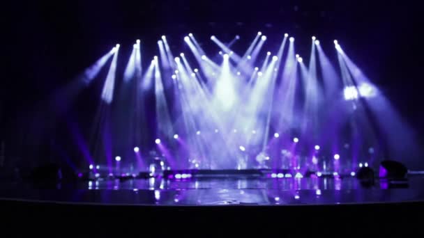 Пустой этап на концерте с белыми и синими прожекторами — стоковое видео