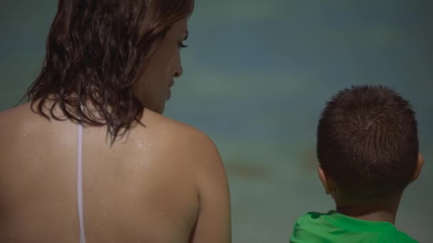 Mother and Child Talking in front of the Ocean — стоковое видео