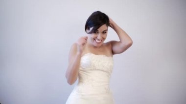 Mutlu gelin saçları gevşek ve dans icar