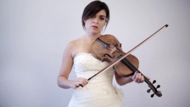 Duygusal kadın düğün elbisesini keman çalıyor