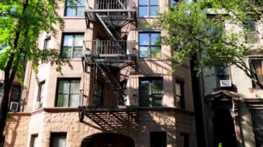 Gündüz çekim Brooklyn bir binada binanın önünde acil merdiven ile oluşturma