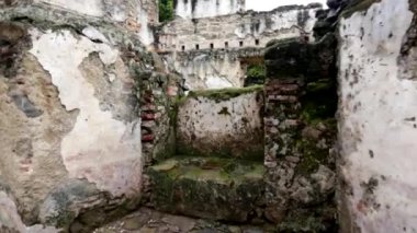 Tuğla ve yeşilliklerle çevrili Harabeleri