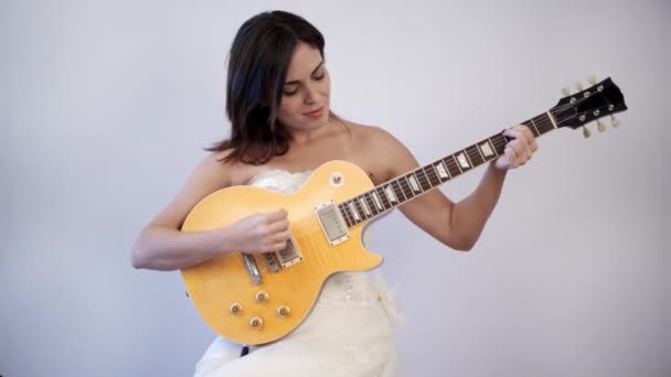 Noiva tocando guitarra em seu vestido de noiva — Vídeo de Stock