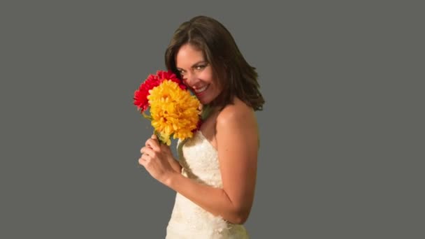 Sposa felice e bella che tiene fiori . — Video Stock