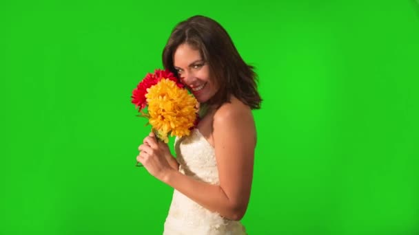 Gelukkig en prachtige bruid houden van bloemen. Geschoten op groen scherm. — Stockvideo
