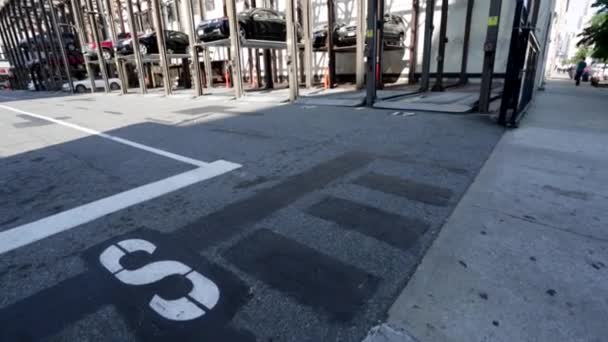 Estabelecendo Tiro de um Estacionamento — Vídeo de Stock