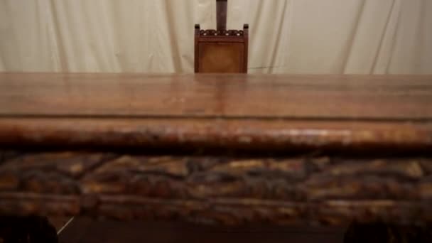 Dřevěný oltář a židle — Stock video