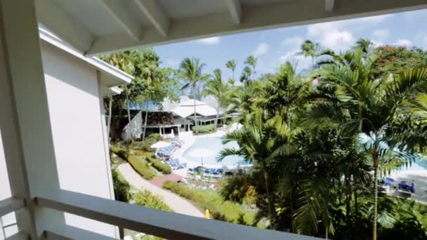 Hermosa vista de los árboles y la piscina desde el balcón del hotel — Vídeos de Stock