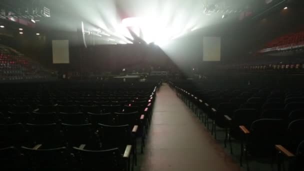 Las filas vacías de los asientos durante la comprobación de sonido del concierto en el coliseo — Vídeo de stock