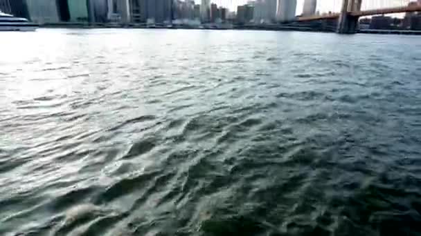 Вид на Манхэттен из Бруклина — стоковое видео