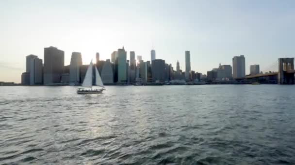 Vista de Manhattan con agua y velero — Vídeo de stock