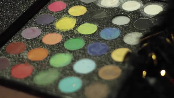 Primer plano de una paleta de maquillaje con múltiples colores — Vídeo de stock