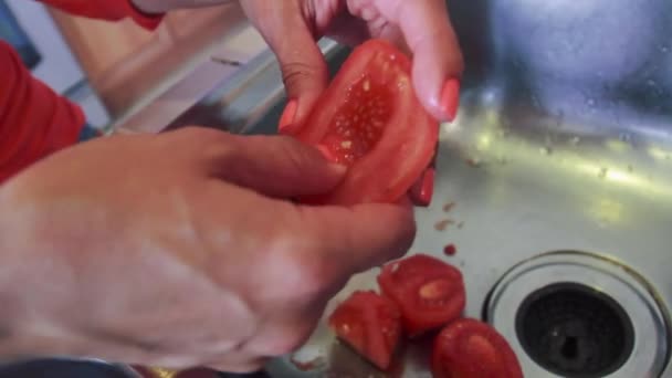 Le mani di chef femminili che tolgono semi da un pomodoro con le dita — Video Stock