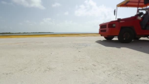 Een passerende met onherkenbaar mensen binnen trolley. — Stockvideo