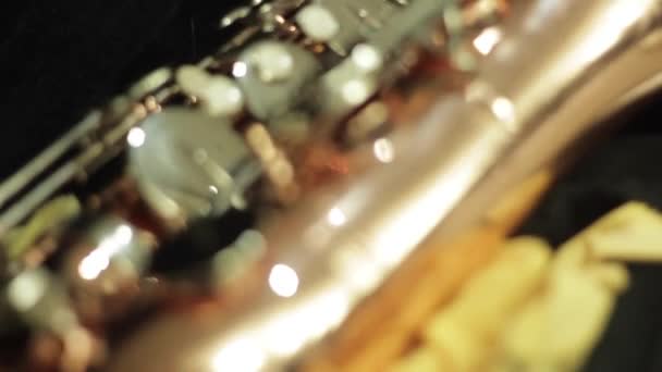 Close-up shot van een mooie saxofoon — Stockvideo
