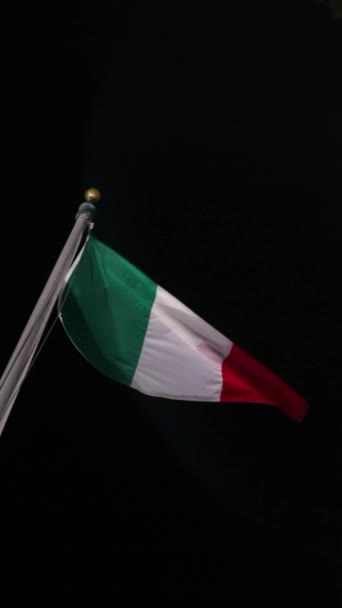 Italská vlajka vlající ve větru během večera — Stock video
