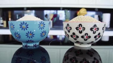 İki güzel Quinoa ve pirinç ile sonraki birbirine kase