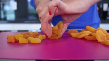 Onları bir bıçakla parçalara keser gibi Mandarin portakal tutan el
