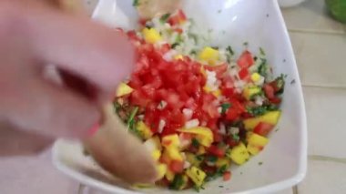 Lezzetli bir salata karıştırma eller