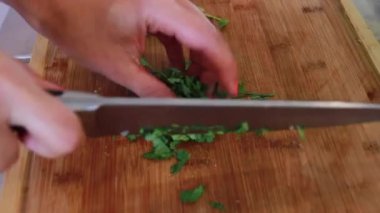 Kadın Şef eller Salantro büyük bir bıçak ile kesme