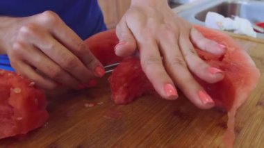 Karpuz bir metal kalıp ve bıçak ile kesme kadın Şef eller
