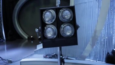 Bir televizyon setinde ayakta ışıklar