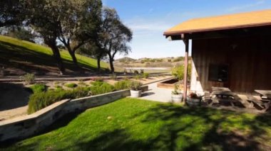 Yazlık bir çiftlik güzel manzaralı tarafından yukarı eğimli. Atış kurulması