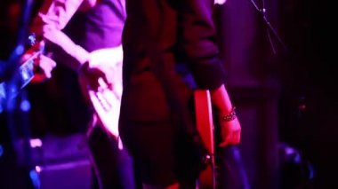 Kadın Sahne Alanı'nda bir elektro gitar çalmak gitarist güzel kare