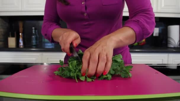 Mujer cortando hojas de cilantro — Vídeos de Stock