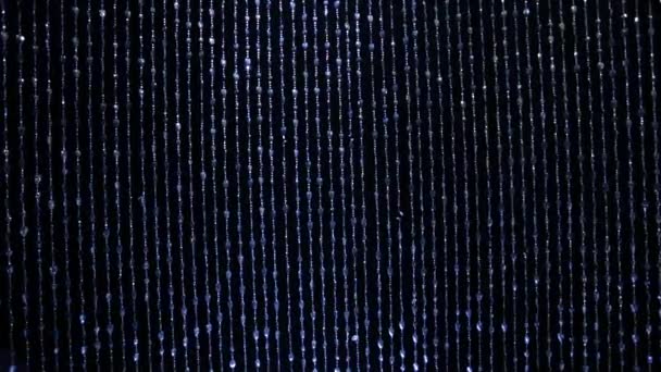 Bella brillante tenda di perline con sfondo scuro — Video Stock
