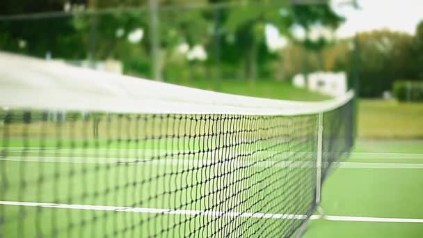 Shot z Net uvnitř prázdné tenisový kurt — Stock video