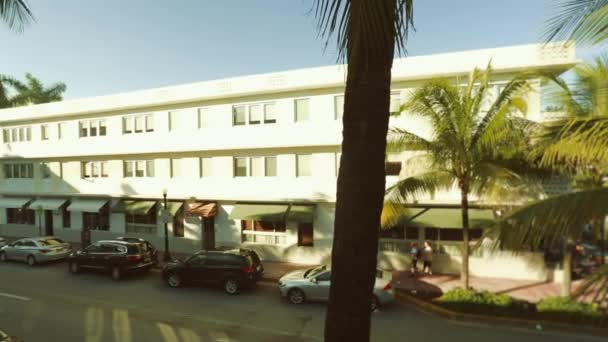 Pan av ett hörn i South Beach, Miami under dagen. — Stockvideo