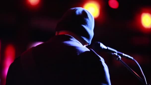 Za snímek hudebník na pódiu před mikrofon — Stock video