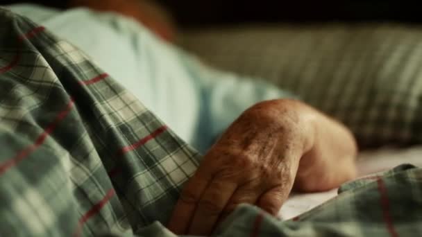 Yaşlı kadının el ve vücut o bırakır olarak orta — Stok video