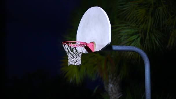 Открытый вечерний выстрел из баскетбольной сети — стоковое видео