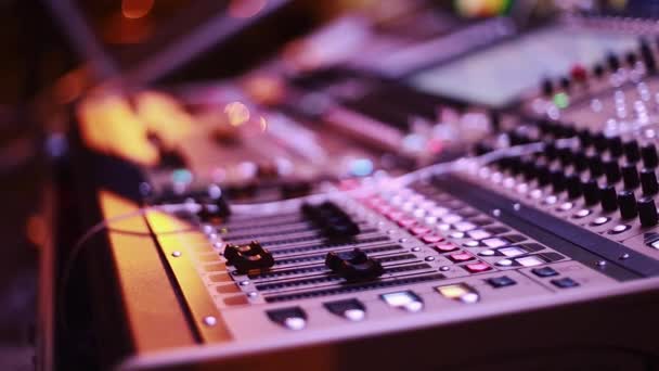 Bel colpo di Digital Audio Console dal palco durante le prestazioni — Video Stock